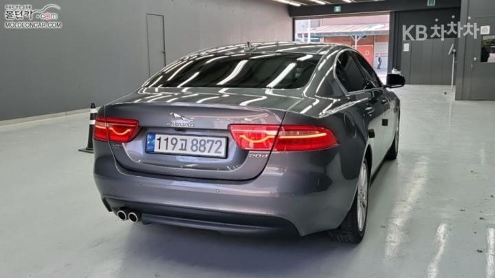 Jaguar XE 2.0 Diesel PORTFOLIO 3