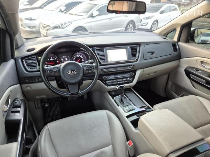 Kia Carnival 2.2 Diesel Prestige 6