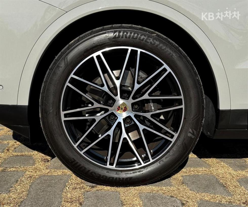 2023 Porsche (9Y0) photo
