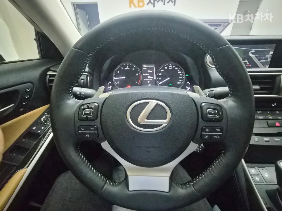 2019 - lexus is