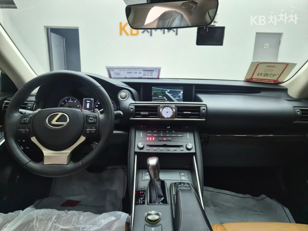 2019 - lexus is