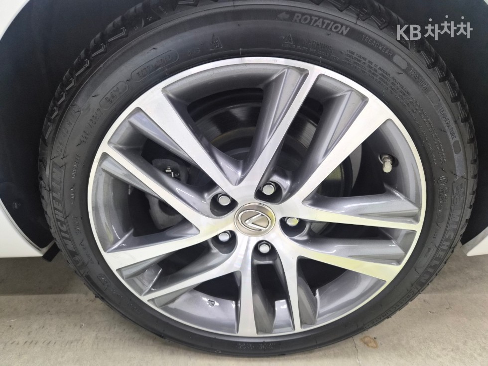 2019 - lexus is