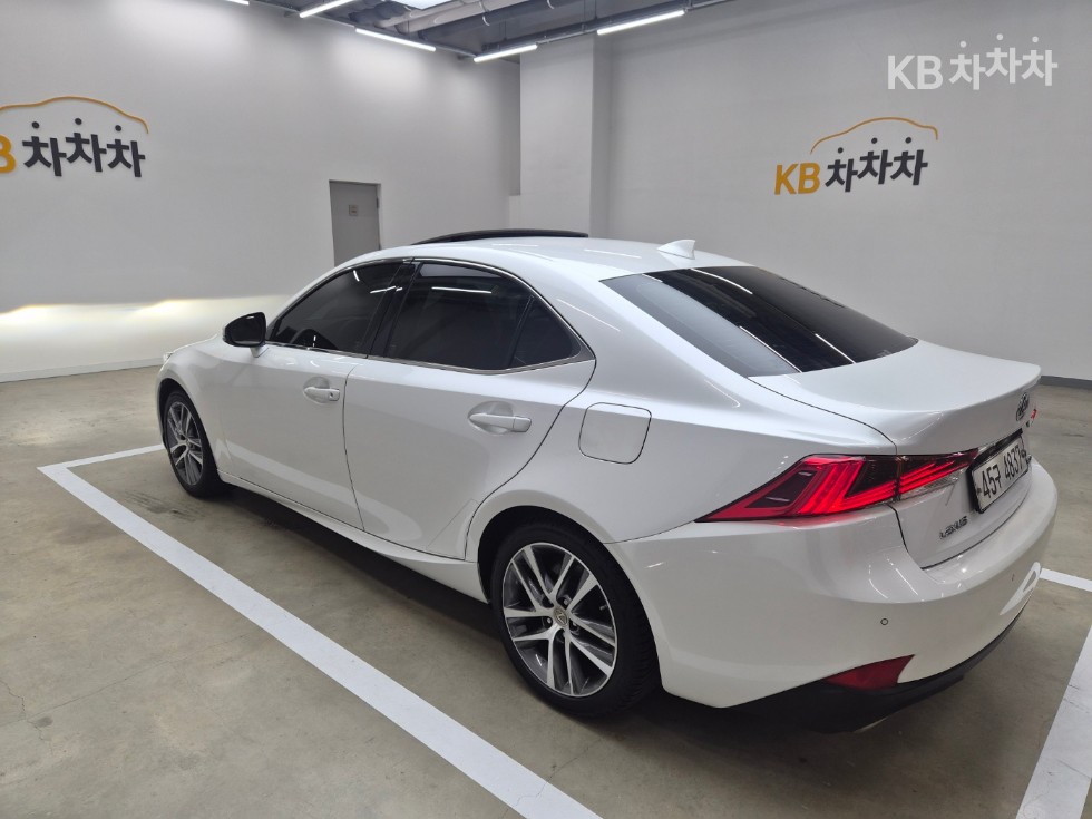 2019 - lexus is