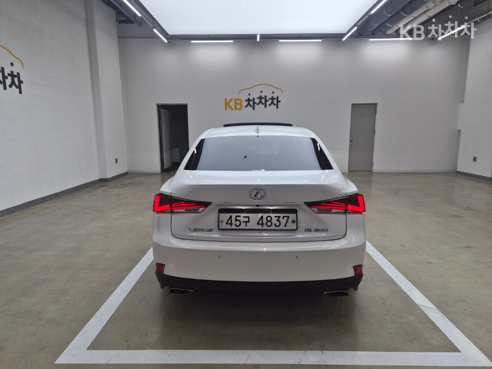 2019 - lexus is