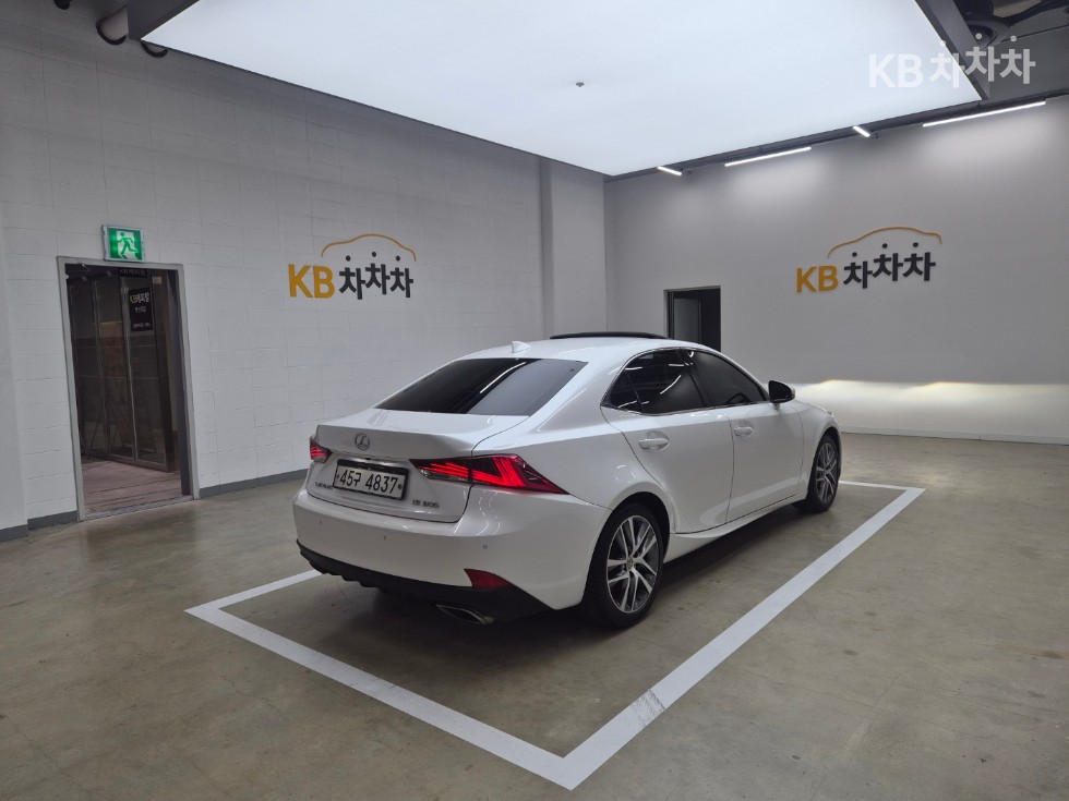 2019 - lexus is