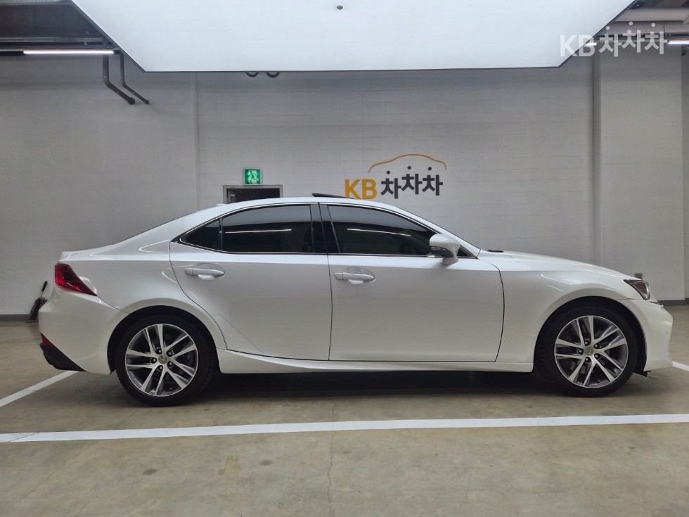 2019 - lexus is