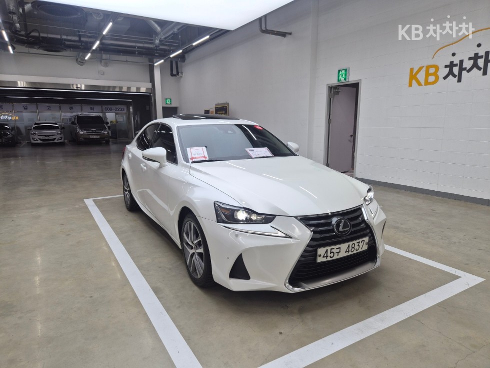 2019 lexus is