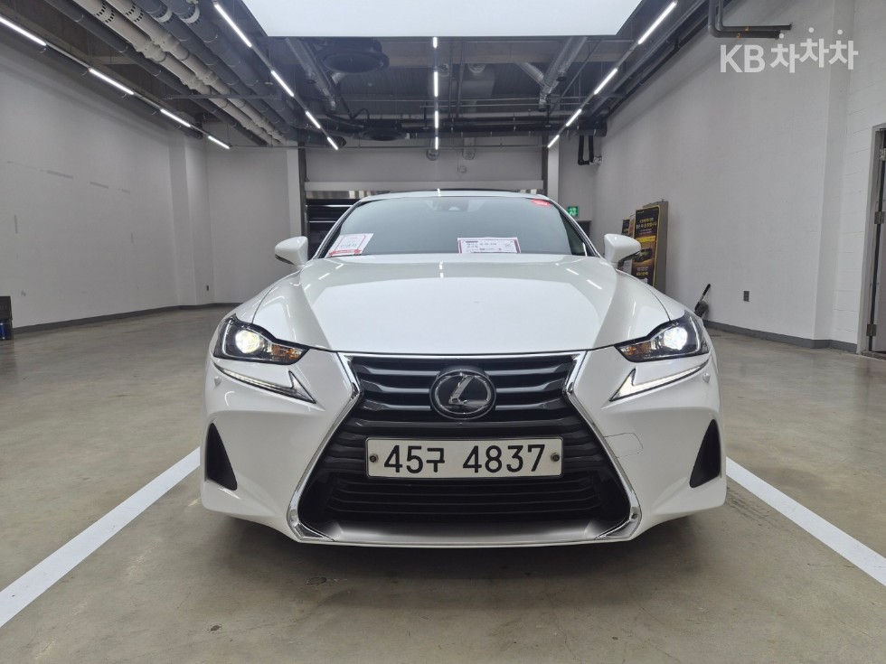 2019 - lexus is