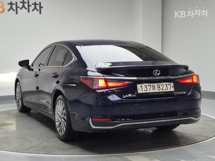 Lexus ES New Generation 300h Luxury+ 3