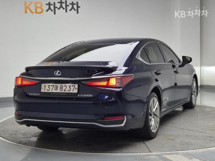 Lexus ES New Generation 300h Luxury+ 4