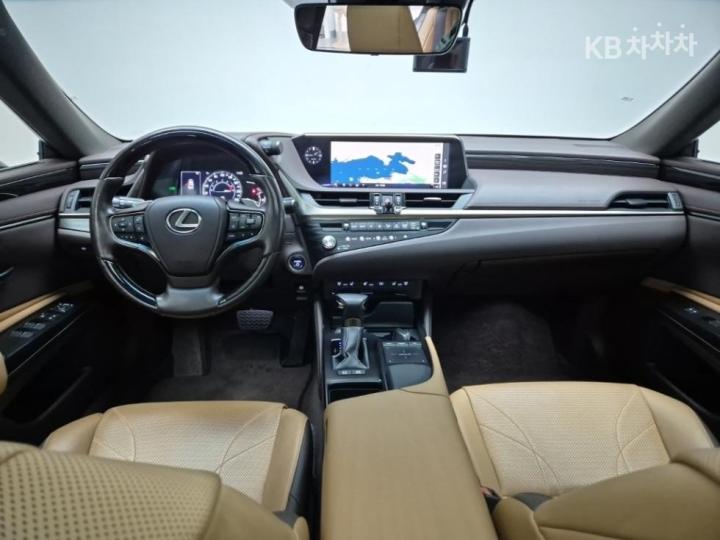 Lexus ES New Generation 300h Luxury+ 8