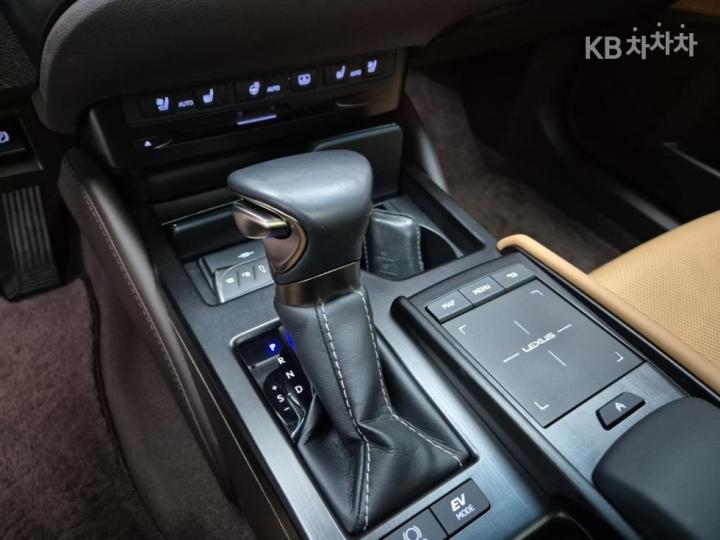 Lexus ES New Generation 300h Luxury+ 9