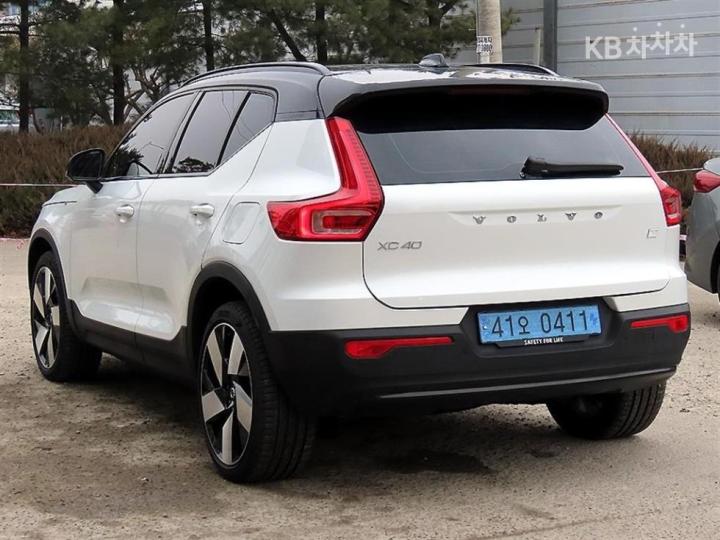 Volvo XC40 Recharge Twin Ultimate Base Type — фото 3