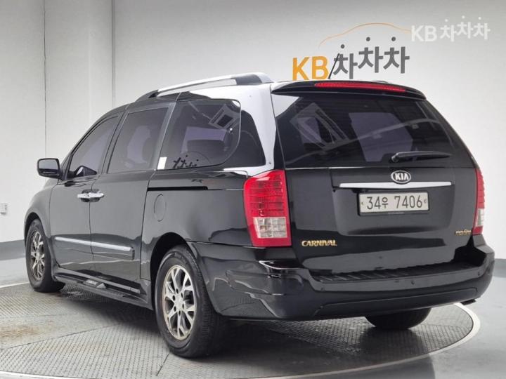 Kia Carnival R New Limousine GLX Top Model 3