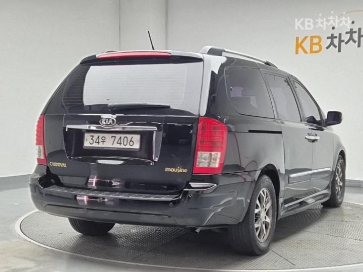 Kia Carnival R New Limousine GLX Top Model 4