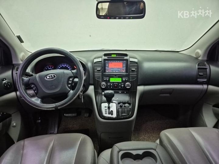 Kia Carnival R New Limousine GLX Top Model 8