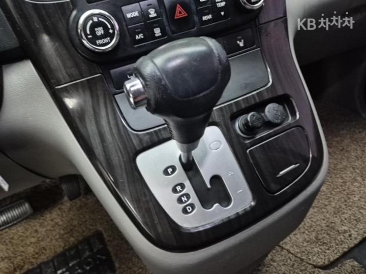 Kia Carnival R New Limousine GLX Top Model 9