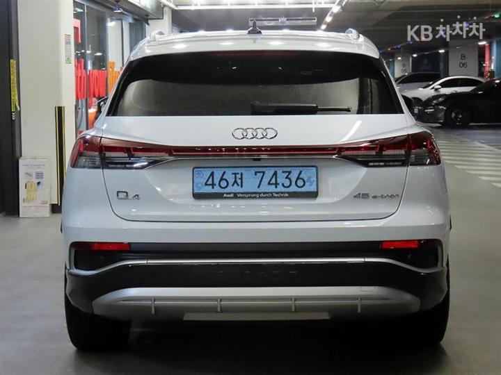 Audi Q4 e-tron 45 Premium 4