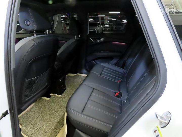 Audi Q4 e-tron 45 Premium 8