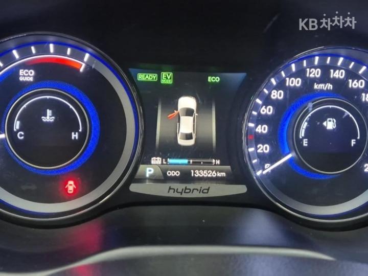 Hyundai Grandeur Hybrid Premium 6