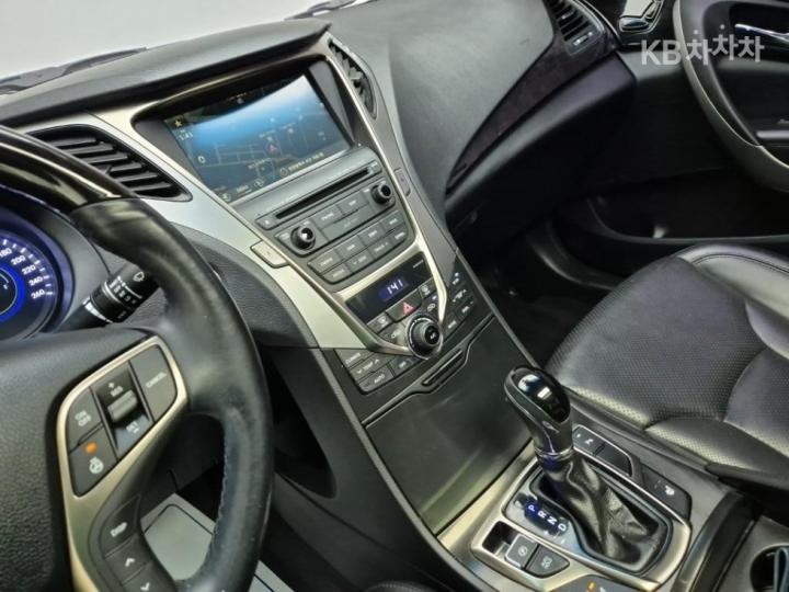 Hyundai Grandeur Hybrid Premium 10