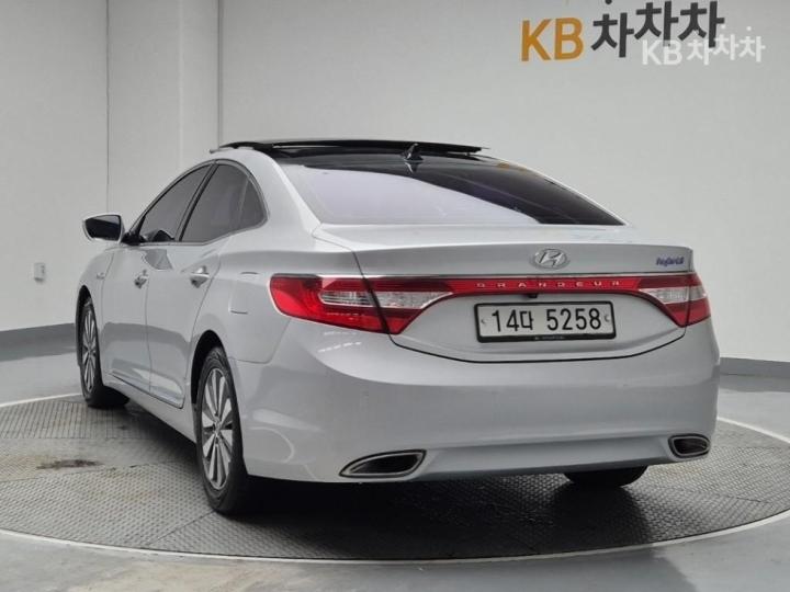 Hyundai Grandeur Hybrid Premium 3
