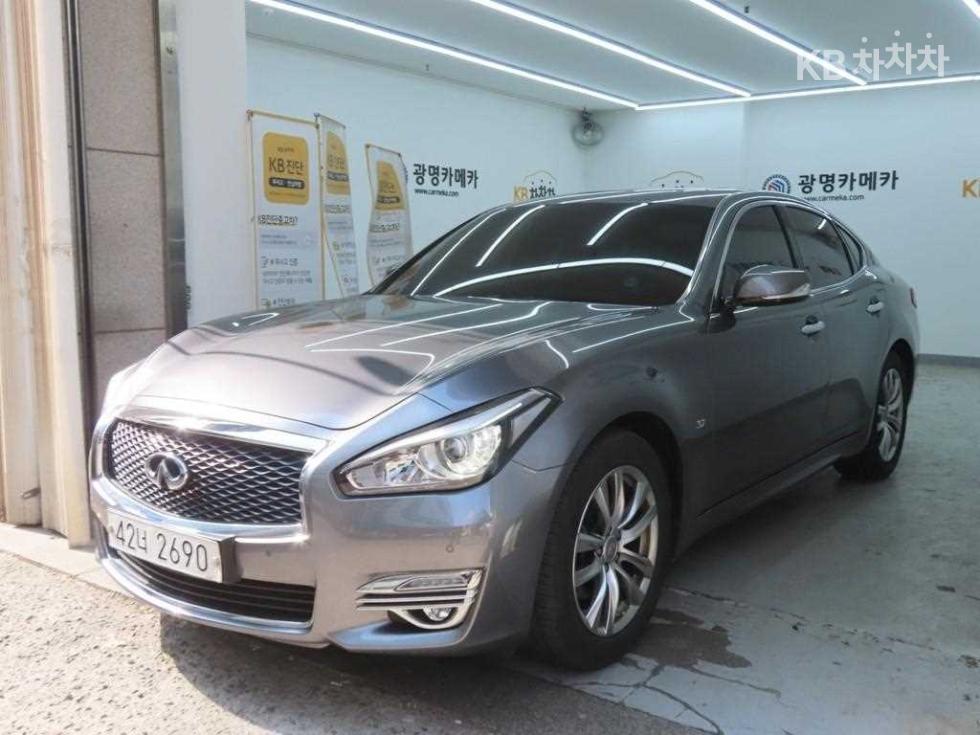 2017 - infiniti q70