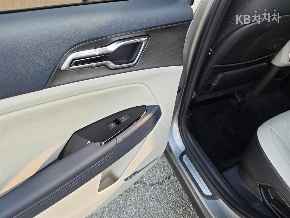 2023 - kia sportage