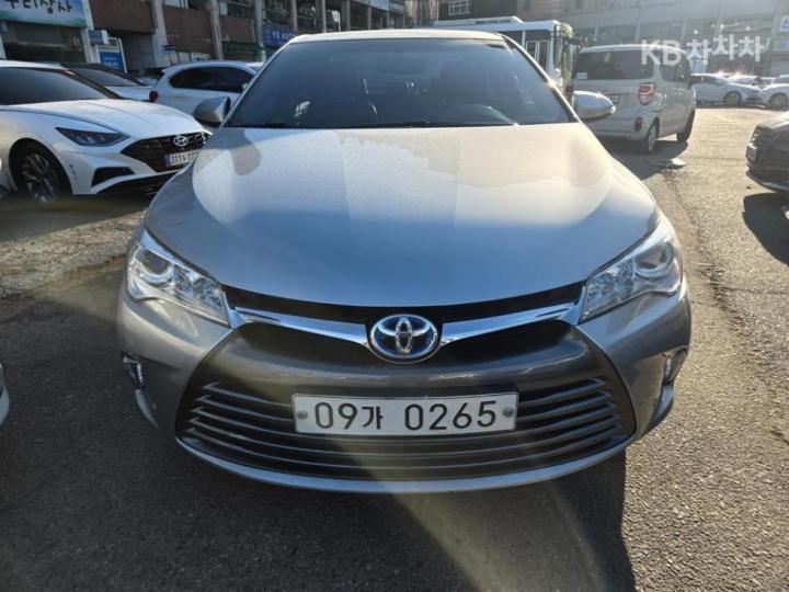 Toyota Camry New 2.5 Hybrid LE 2
