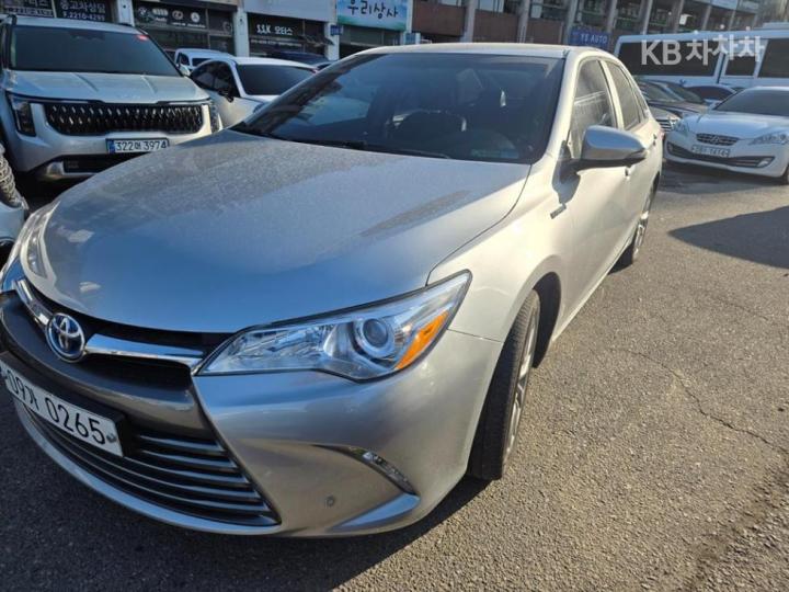 Toyota Camry New 2.5 Hybrid LE 3