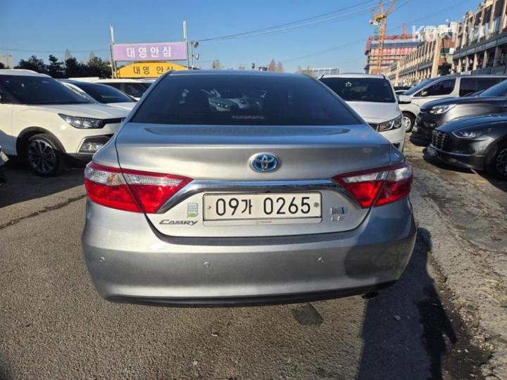 Toyota Camry New 2.5 Hybrid LE 4