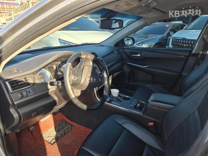 Toyota Camry New 2.5 Hybrid LE 6