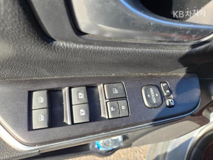 Toyota Camry New 2.5 Hybrid LE 7