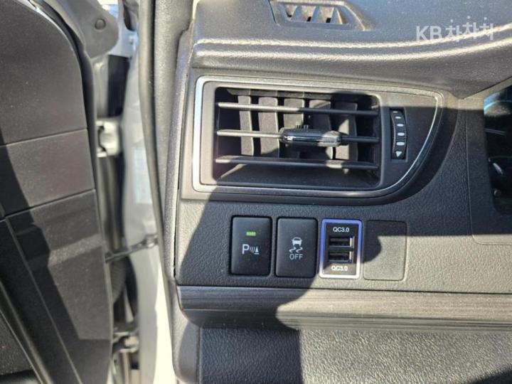 Toyota Camry New 2.5 Hybrid LE 8