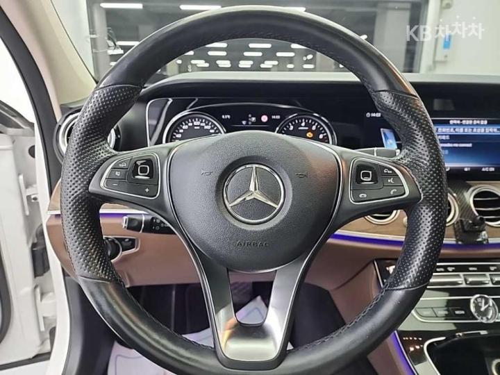 Mercedes-Benz E-Class W213 E300e 4MATIC Exclusive 9