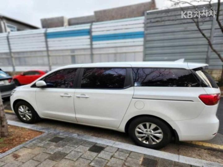 Kia Carnival 2.2 Diesel Deluxe 3