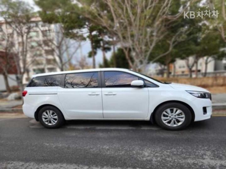 Kia Carnival 2.2 Diesel Deluxe 4