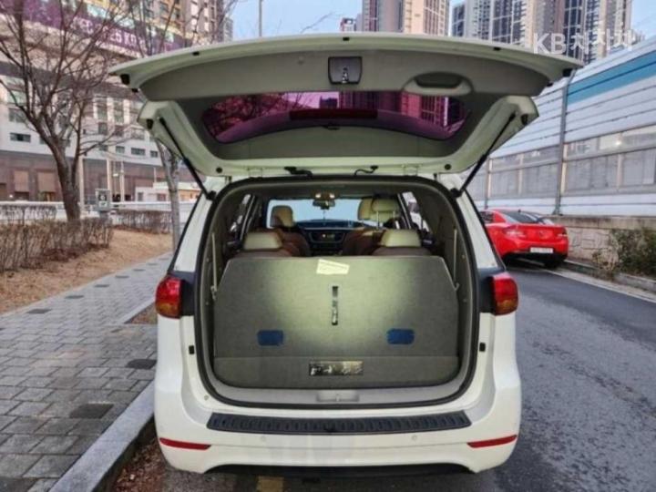 Kia Carnival 2.2 Diesel Deluxe 6