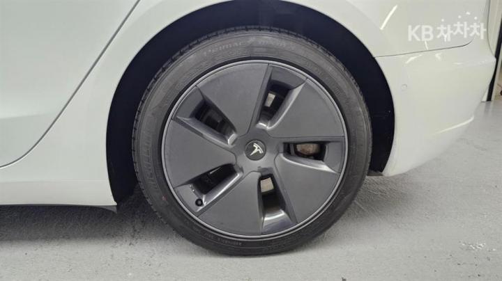 Tesla Model 3 Long Range 6