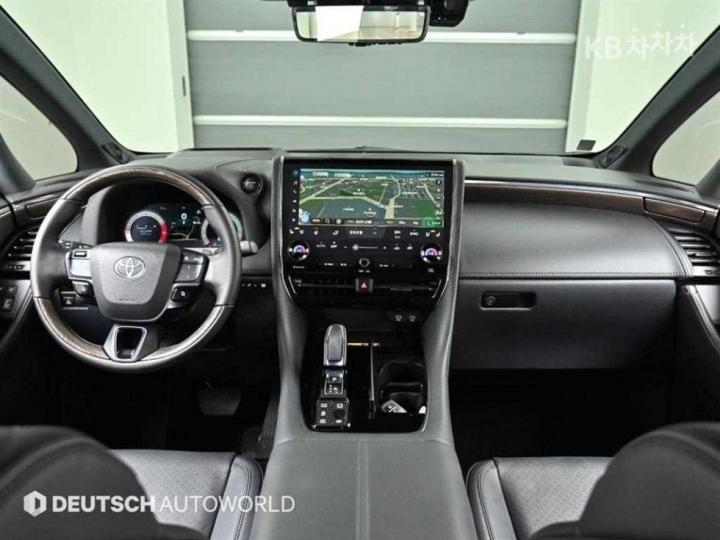 Toyota Alphard AH30 2.5 HEV AWD Base Type 8