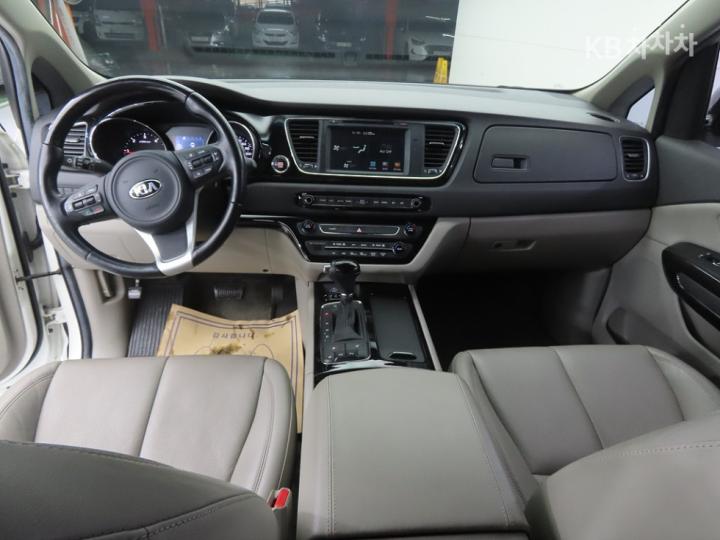 Kia Carnival 2.2 Diesel Limousine VIP 8