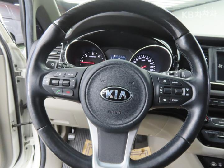 Kia Carnival 2.2 Diesel Limousine VIP 9