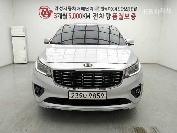Kia Carnival 2.2 Diesel Luxury 2