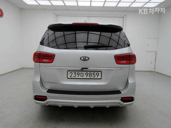 Kia Carnival 2.2 Diesel Luxury 4