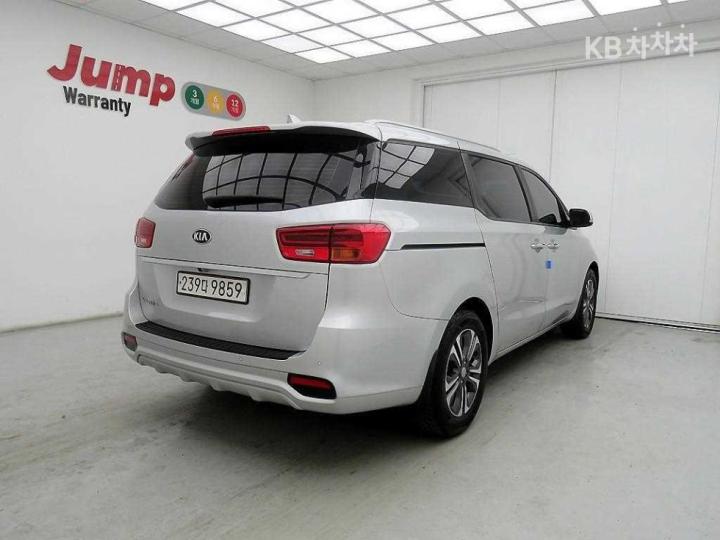 Kia Carnival 2.2 Diesel Luxury 5