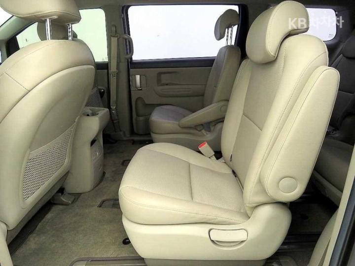 Kia Carnival 2.2 Diesel Luxury 8