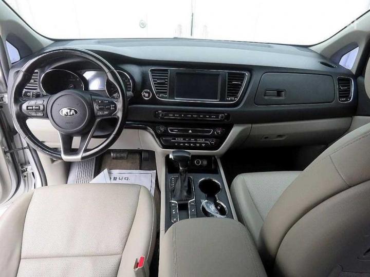 Kia Carnival 2.2 Diesel Luxury 9