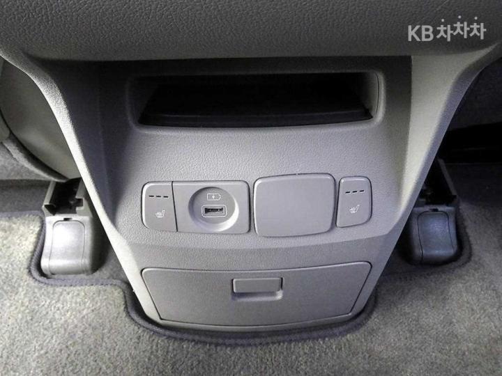 Kia Carnival 2.2 Diesel Luxury 10