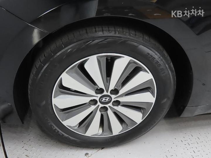 Hyundai Grandeur Hybrid Premium 6