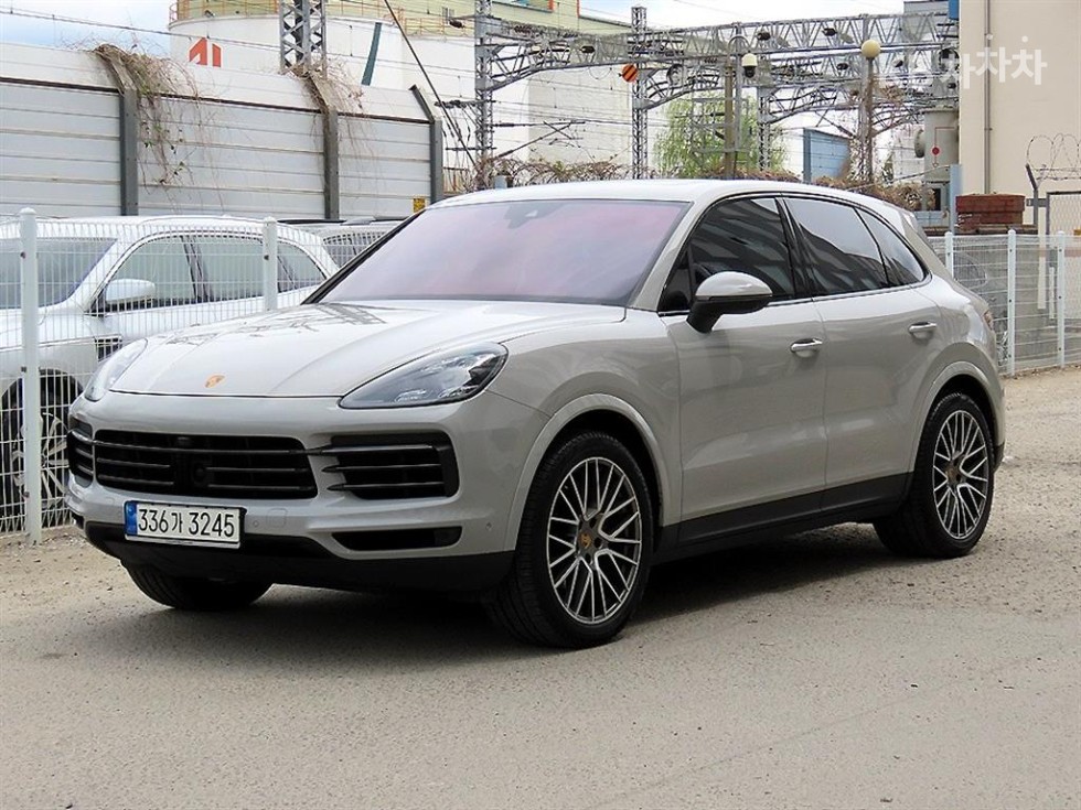 2022 - porsche cayenne